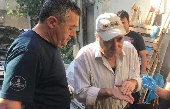 İstanbul'da yaşlı adamın panikle dışarı attığı tüp park halindeki otomobili yaktı - 3