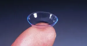 Kontakt lens gözünden etti