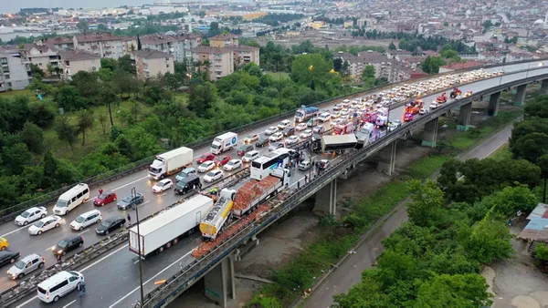 son-dakika-temde-zincirleme-kaza-istanbul-istikameti-trafige-kapandi-1622437202841.jpg Son dakika: TEM'de zincirleme kaza! İstanbul istikameti trafiğe kapandı - 4