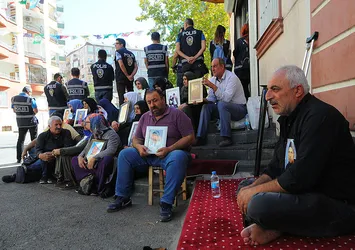 HDP önündeki ailelerin, PKK'lı teröristlerce tehdit edildikleri ortaya çıktı