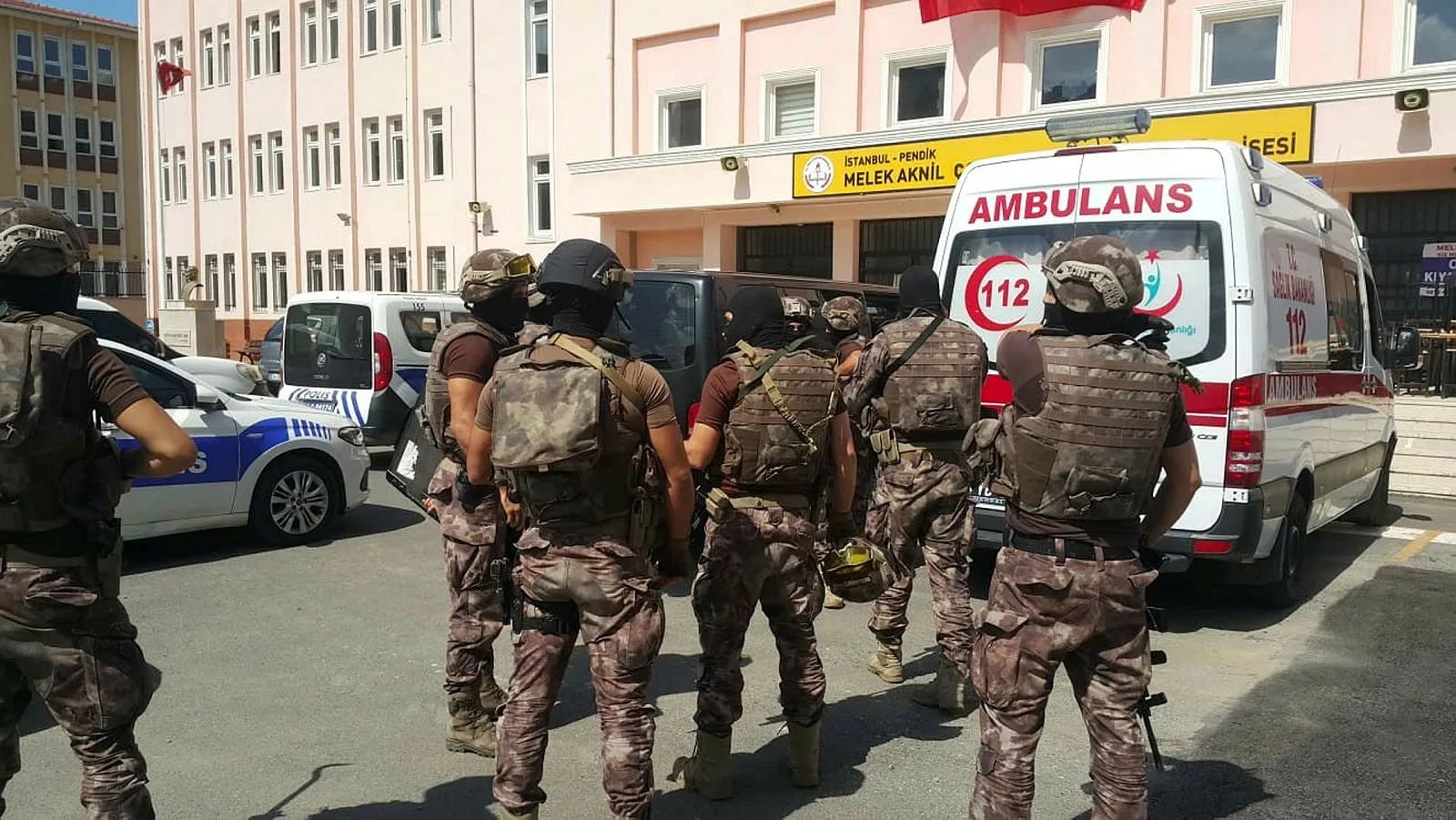 Pendik'te lisede rehine alarmı