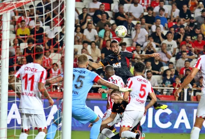antalyaspor-galatasaray-canli-anlatim-direkten-donen-top-kacan-penalti-1659903595037.jpg Antalyaspor - Galatasaray: 0-1 (MAÇ SONUCU ÖZET) | Gomis 90'da attı... - 10