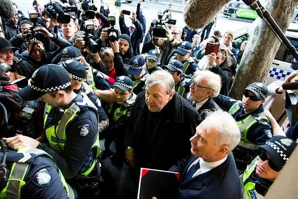 Tacizci Kardinal George Pell Papa ile buluştu - 1