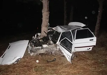 Kazada ağaca çarpan otomobil hurdaya döndü: 2 yaralı