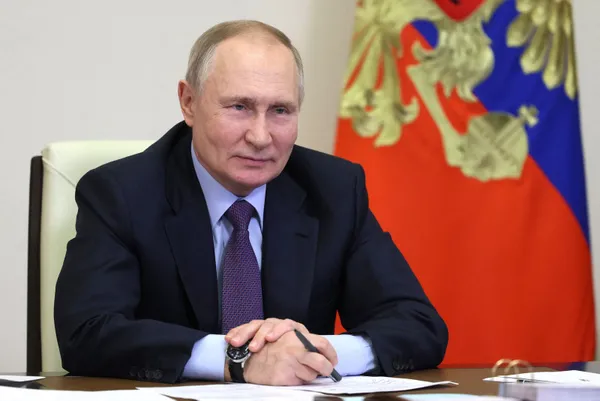 Vladimir Putin LGBT propagandasına karşı yasayı onayladı