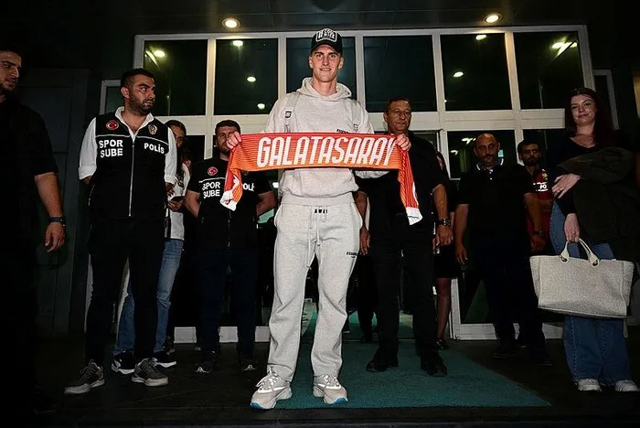 roland-sallai-galatasaraya-imzayi-atti-tarihe-gecti-1726303394501.jpeg Roland Sallai Galatasaray'a imzayı attı tarihe geçti!