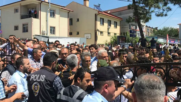 Sakarya'da büyük gerginlik! Yüzlerce kişi içeri girmek istedi - 1