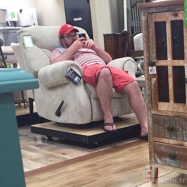 Alışverişin bitmesini bekleyen yalnız ve sabır dolu AVM adamları 3