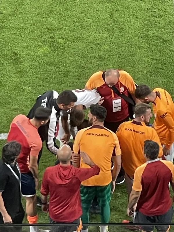galatasarayda-sakatlik-soku-kazimcan-karatas-soyunma-odasina-goturuldu-1695491119729.jpg Galatasaray'da sakatlık şoku: Kazımcan Karataş soyunma odasına götürüldü - 4