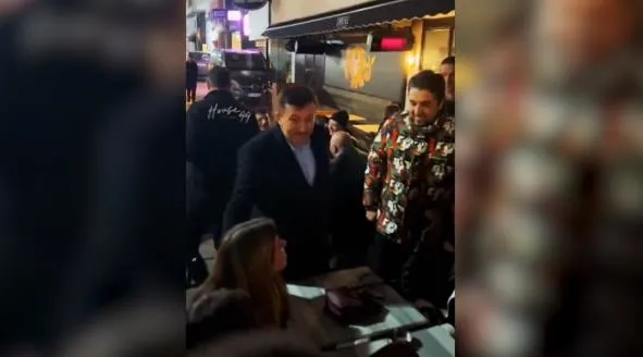 hamza-dagin-alsancak-ziyaretinde-renkli-goruntuler-izmirin-her-sokaginda-her-caddesinde-1706985503985.jpg Hamza Dağ’ın Alsancak ziyaretinde renkli görüntüler! İzmir'in her sokağında her caddesinde halkla iç içe - 4