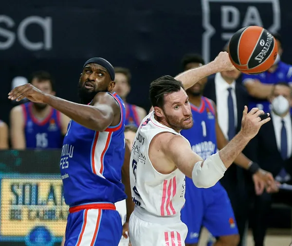 anadolu-efes-yeniden-final-fourda-temsilcimizden-buyuk-basari-1620154154819.jpg Anadolu Efes yeniden Final Four'da! Temsilcimizden büyük başarı - 5