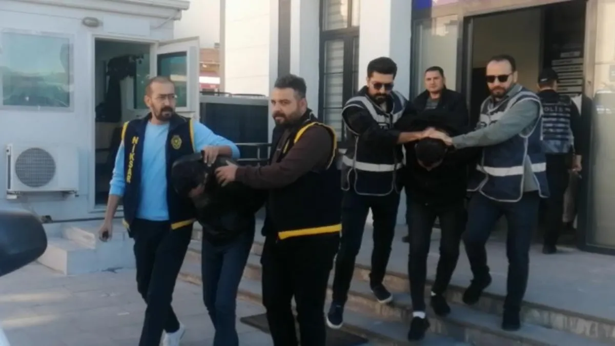 Yaşlı çifti dolandıran sahte polisler tutuklandı