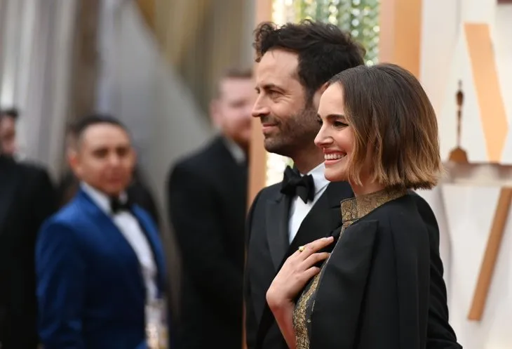 Natalie Portman’ın ’mesajlı’ ceketi Oscar Ödül Törenine damga vurdu