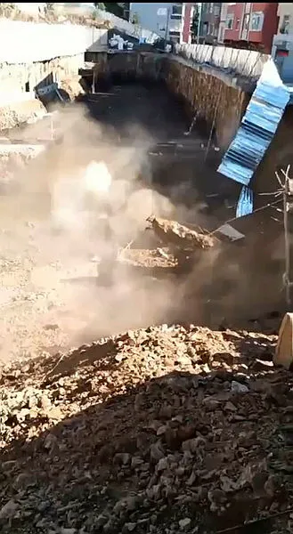 Sarıyer'de korkutan olay! İnşaat kazısında yol çöktü - 1