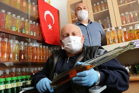 Samsun’da Necmi dede 50 yılda biriktirdiği 3 bin şişe kolonyayı dağıtıyor - 5
