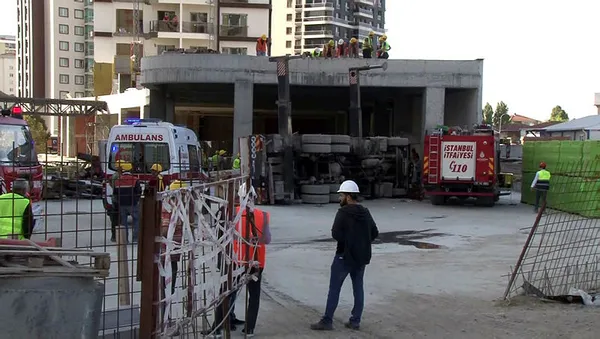 Son dakika: Bağcılar'da vinç devrildi - 1