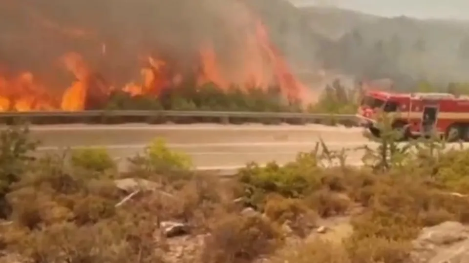 Komşu alev alev yanıyor! Rodos’tan sonra Korfu Adası’nda da yangın