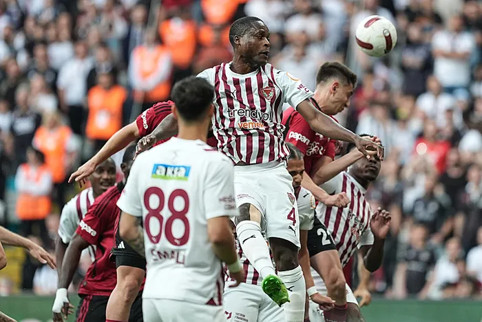 super-ligde-kritik-karsilasmalar-basladi-trabzonspor-ile-besiktas-3-puan-pesinde-1716052562116.jpg