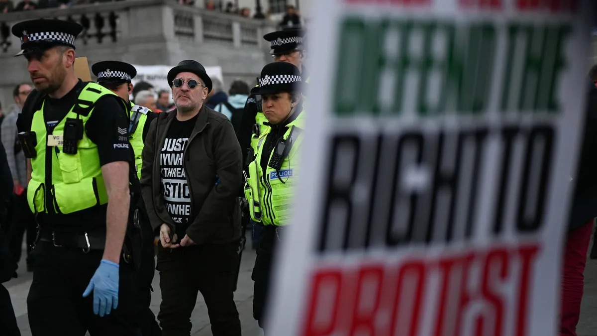 İngiltere’de demokrasi ayaklar altında: 212 göstericiye kelepçe