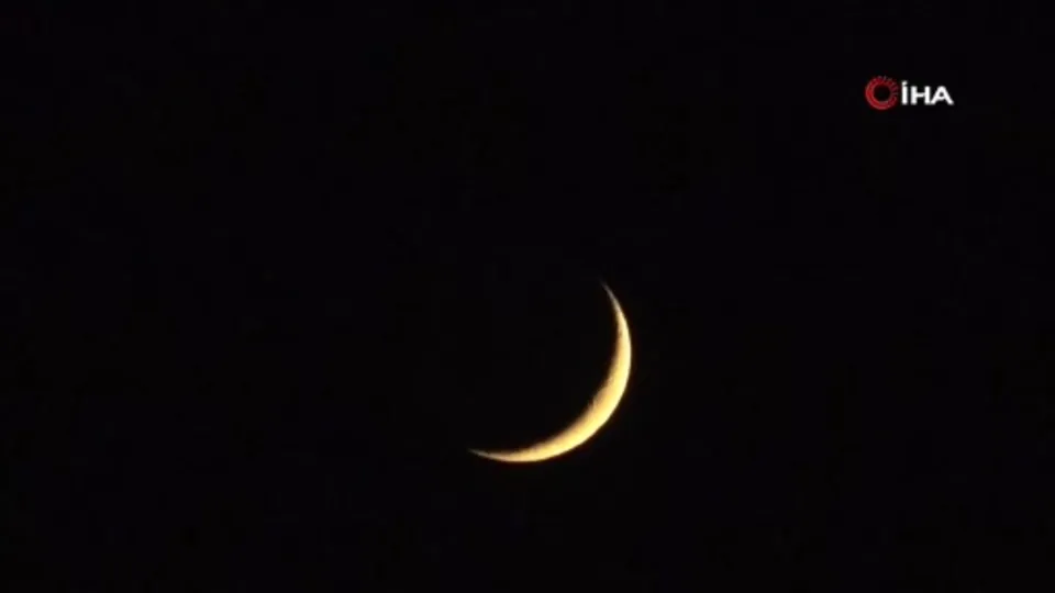 Van’da hilal görüntüsü mest etti