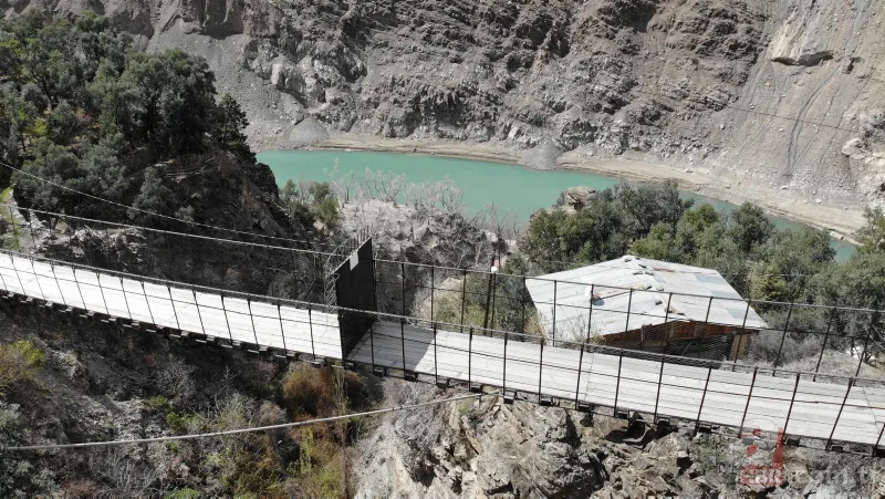 Bu köy kendinden izole! Asma köprüye 'korona' kapısı 3