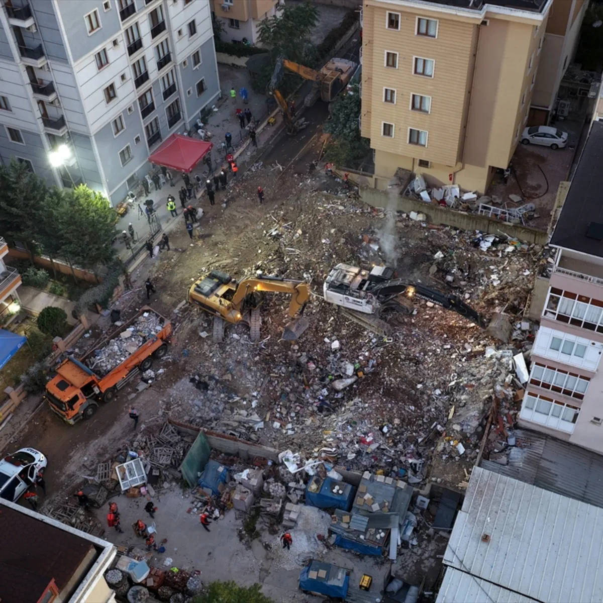 Maltepe’de 5 kişinin öldüğü binanın enkazı kaldırıldı!