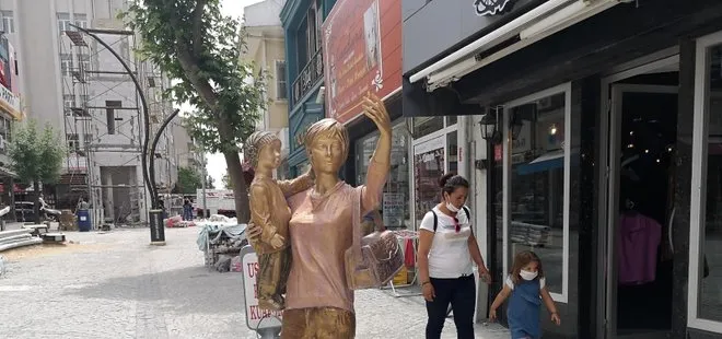 Kimse anlam veremedi! Selfie yapan kadın heykelinin elindeki telefon çalındı