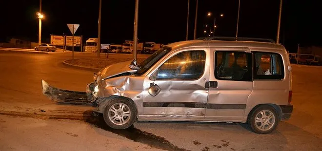 Hafif ticari araç ile otomobil çarpıştı: 8 yaralı