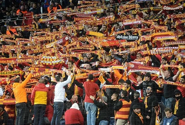 efsane-kaleci-petr-cechten-galatasaray-sozleri-bir-ucagin-yaninda-durmak-yeterliydi-1636738005172.jpg Efsane kaleci Petr Cech'ten Galatasaray sözleri: Bir uçağın yanında durmak gibiydi - 3