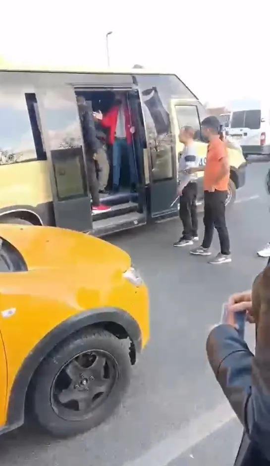 esenyurtta-taksiciyle-yolcunun-para-anlasmazligi-demir-sopayla-tehdit-anlari-kamerada-1637049322311.jpg