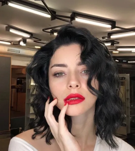 Merve Boluğur’dan bomba gibi estetik itirafı! ‘Gereksiz olduğunu düşünüyorum’