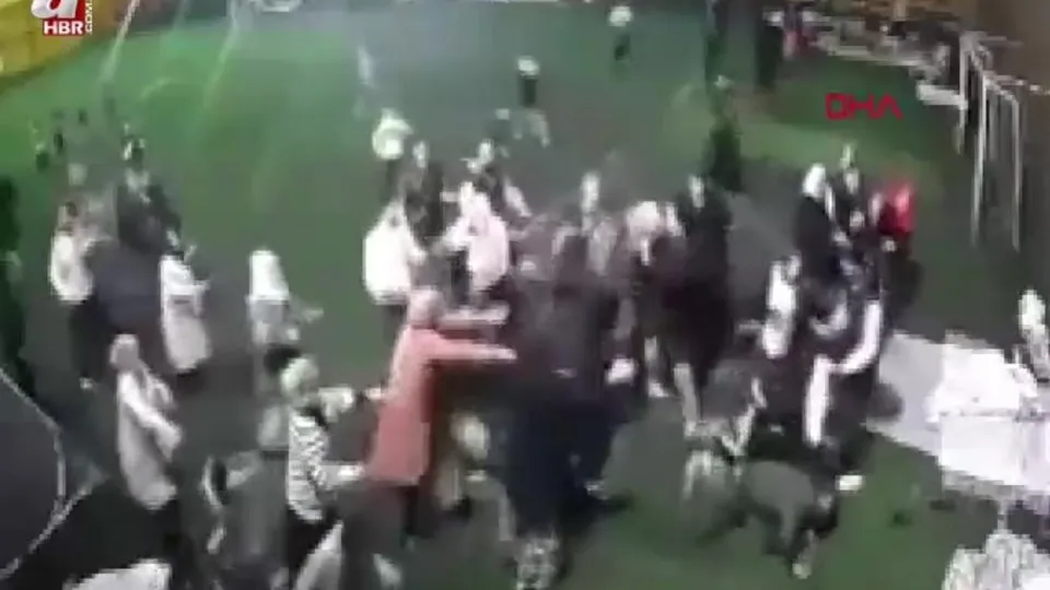 Depremi unuttular kavgaya tutuştular