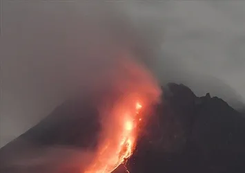 Kanlaon Yanardağı'nda patlama!