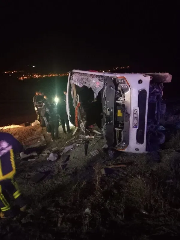 Van'da kahreden olay! Göçmenleri taşıyan otobüs şarampole devrildi! Çok sayıda ölü var