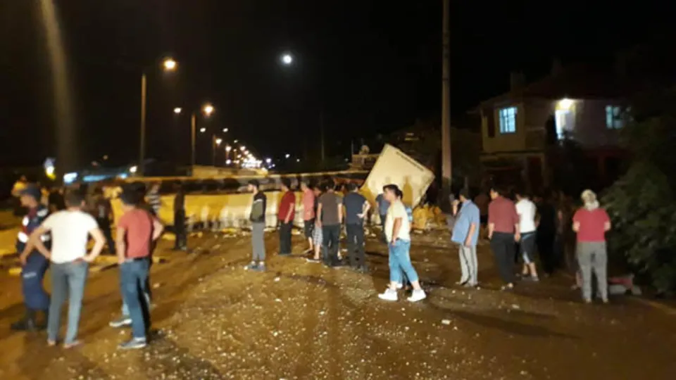Manisa'da TIR'ın içinden mucize çıktı