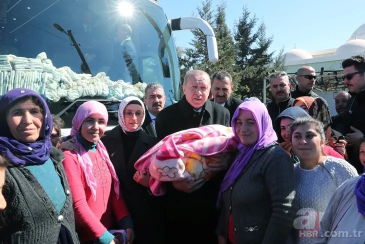 Başkan Erdoğan kadınlarla sohbet edip hediye verdi