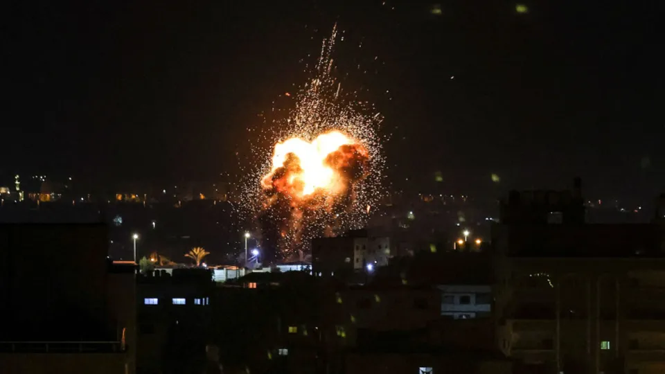 İsrail savaş jetleri Gazze'yi bombaladı! Patlamalar Filistinlilerin evlerine zarar verdi