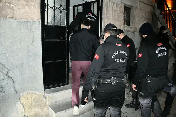 Küstah yanıt: Zeki Müren de izleyecek mi? | Aksaray’da kısıtlamaya uymayan genç polise yakalandı - 1
