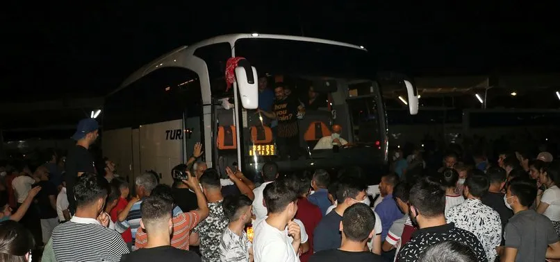 15 Temmuz Demokrasi Otogarı'nda sosyal mesafe unutuldu! Asker uğurlamasında dehşete düşüren görüntüler