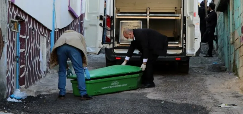 Gaziantep'te cani koca eşini beş çocuğunun gözü önünde bıçaklayıp elleriyle boğarak öldürdü