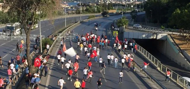 Polis bariyerini aşan yüzlerce kişi 15 Temmuz Şehitler Köprüsü’ne koştu