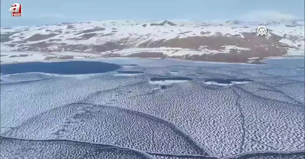 Nazik Gölü'nün yüzeyi buz tuttu