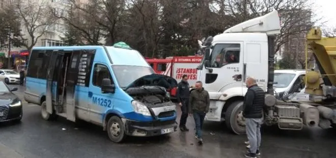 İstanbul’da hafriyat kamyonu minibüse çarptı! Çok sayıda yaralı var