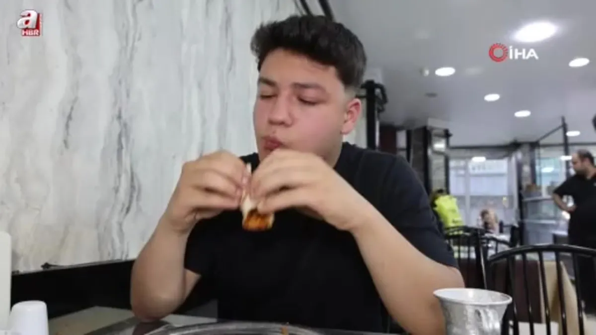 Bir oturuşta 15 lahmacun yiyor