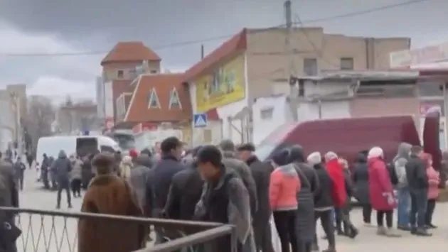 rusya-kontrolundeki-hersonda-ekmek-ve-market-kuyrugu-1646470011169.jpg