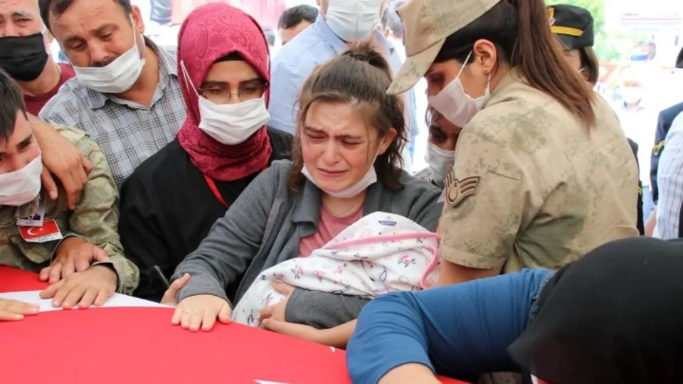 Şehit Astsubay Sinan Aktay'ın cenazesinde yürekleri dağlayan detay | 2 ay önce baba olmuştu