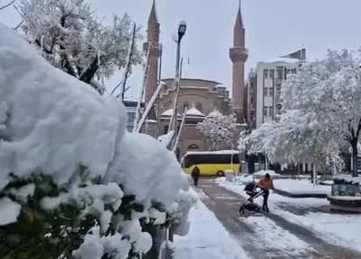 Aksaray’ı yağan kar beyaza bürüdü