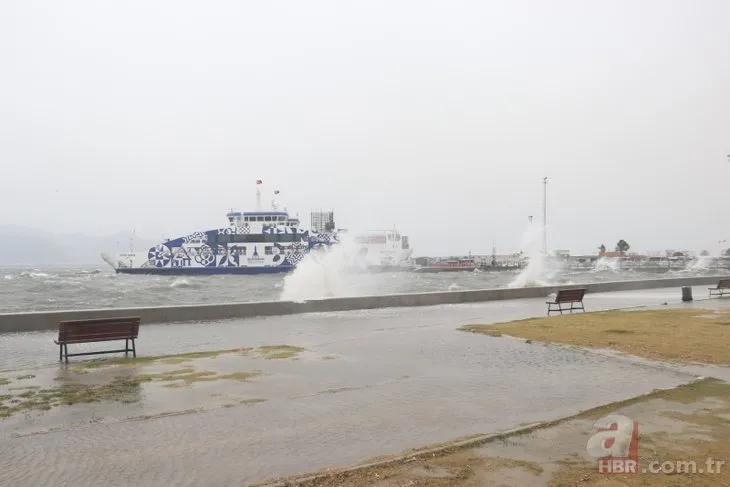 İzmir’deki fırtına altyapı sorununu bir kez daha gözler önüne serdi! Deniz taştı ulaşım durdu