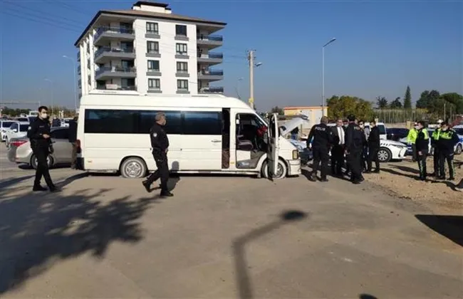 Denizli’de minibüs lastikleri kapanla patlatılarak durduruldu! İki çocuk kaçırmış - 2
