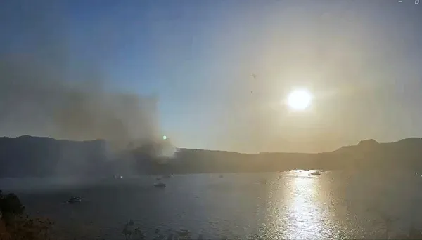 bodrumda-makilik-yangini-tatilciler-alevleri-merakli-gozlerle-izledi-1690911095949.jpg